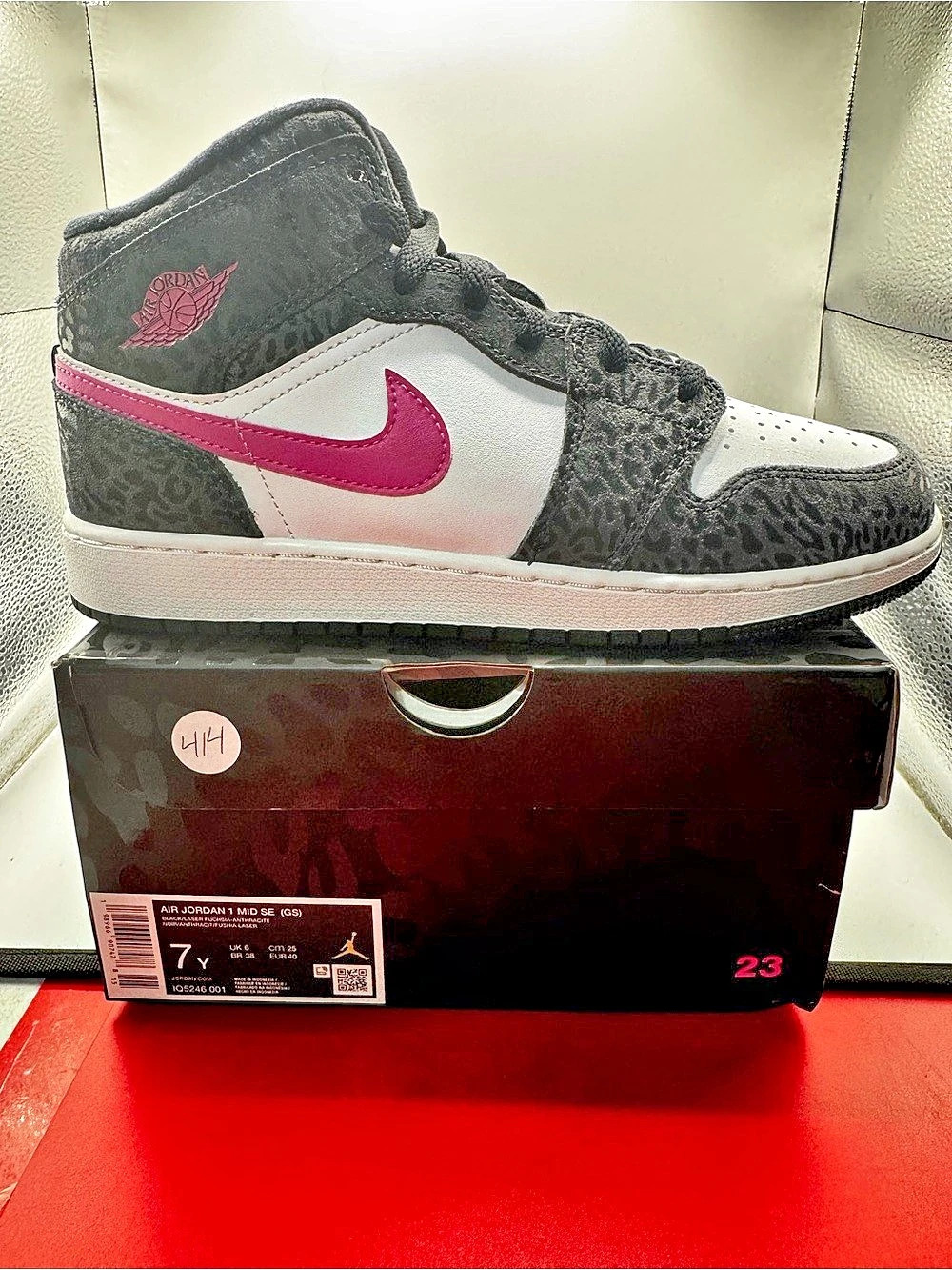 Jordan Air Jordan 1 Mid Black & Pink Girls US 7Y Like New